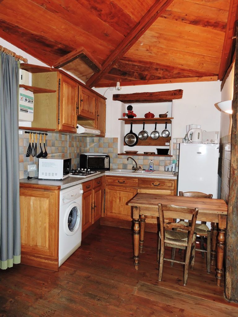 Hameau de la Sourcière Gîte La Tour - Vue cuisine