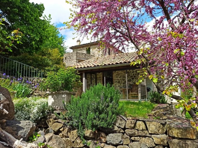 Vue extérieure sur la Petite Sourcière
