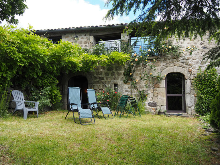 Gite-la-Bergerie-Hameau-de-la-Sourciere-Coin-Jardin-2