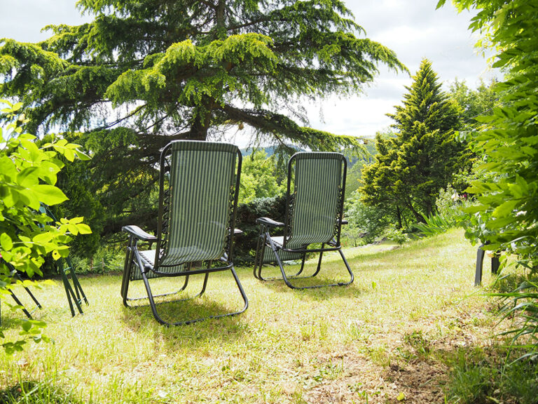 Gite-la-Bergerie-Hameau-de-la-Sourciere-Coin-Jardin