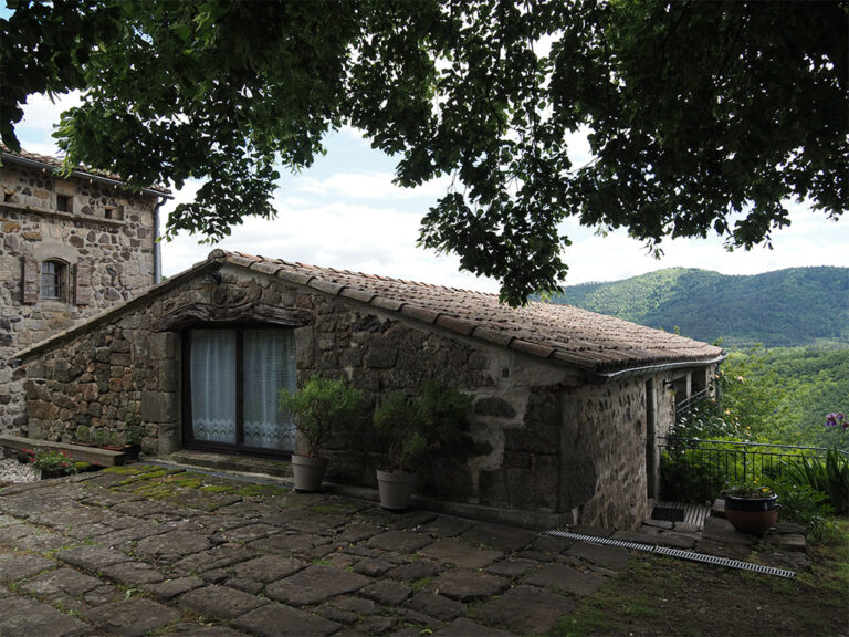 Gite-la-Bergerie-Hameau-de-la-Sourciere-Exterieur