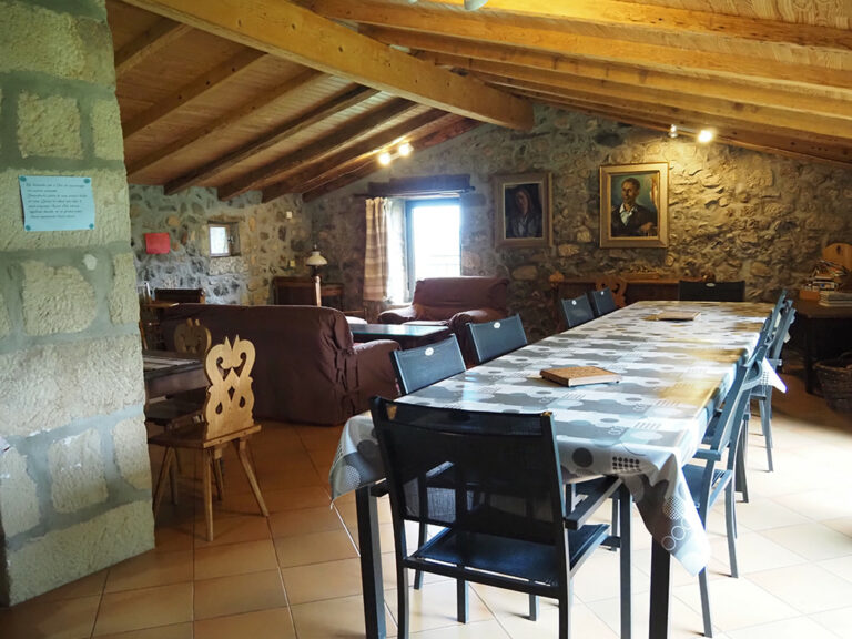 Gite-la-Bergerie-Hameau-de-la-Sourciere-Suite-Soleil-Salle-A-Manger