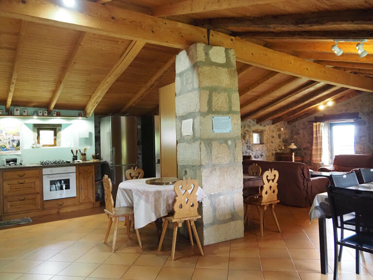Gite-la-Bergerie-Hameau-de-la-Sourciere-Suite-Soleil-Salon-et-cuisine